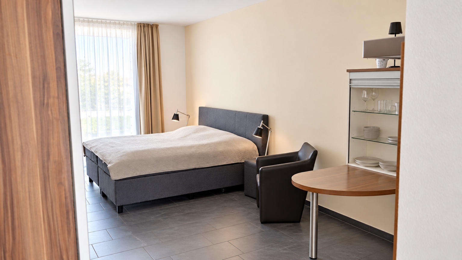 Apartment mit Bett und Tageslicht