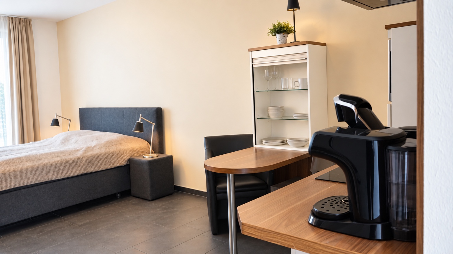 Möbliertes Apartment mit Tisch und Sessel